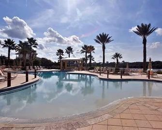 Sunkissed Stays w Screened-in Pool & Hot Tub, Steps to the Beach PCBV - Palm Coast - Pool