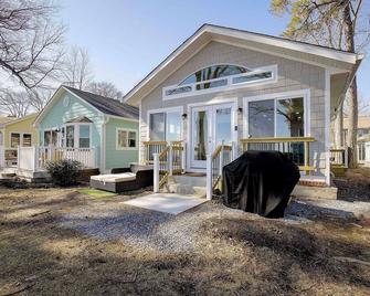'La Licorne' Waterfront Beach Cottage - North Beach - Building