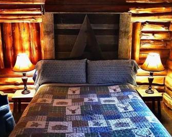 Rustic Log Cabins - Lisbon - Bedroom