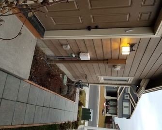 Country style elegance--Harvest House apt now with full kitchen - Sunnyside