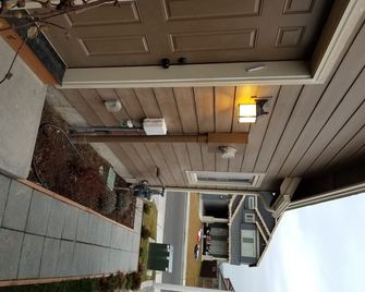Country style elegance--Harvest House apt now with full kitchen - Sunnyside
