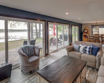 Lake House/Hot Tub/Fire Pit/Game Room/Food/Golf/Shopping/Swimming - Brainerd - Living room