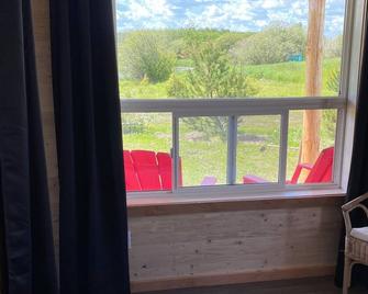 Elk Island Getaway! Rustic Cabin. Where peace and nature awaits you! - Ardrossan - Balkon