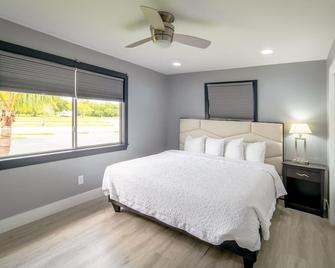 Everglades City Motel - Two Bedroom Apartment - Everglades City - Bedroom