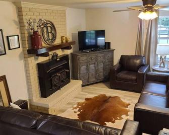 Farm House stay with soaking tub and hot tub barn - Hammond - Living room