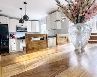 Downtown Ocean Springs 2 bedroom 2.5 bath with garage - Ocean Springs - Kitchen