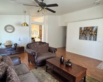 Cozy 4 bedroom family getaway home. Pet friendly home. - Turlock - Living room