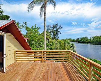 Romantic Lakefront Two bedroom unit W/ access to Heated Pool and More - Siesta Key - Balcony