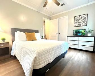 The Charming Location - Waycross - Bedroom