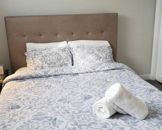 Cozy 2 Bedroom Suite, Queen Beds, Near the Airport - Edmonton - Bedroom