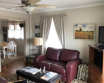 Right Downtown Grand Haven! - Grand Haven - Living room