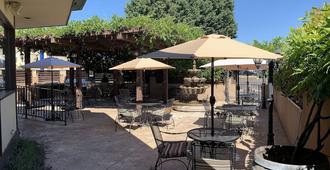 Rogue Regency Inn and Suites - Medford - Patio