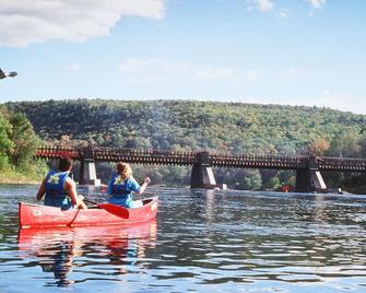 Escape-Refresh-Large Riverfront Estate-Pristine, Private, Fresh Air-90miles Gwb - Barryville - Piscina