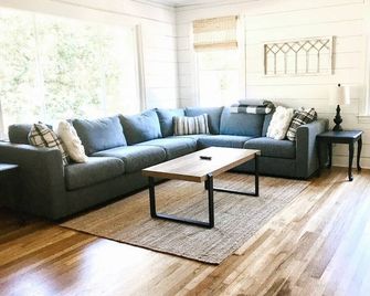 Brookwood Bungalow - Gastonia - Olohuone