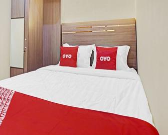 OYO Life 90737 Losmen Aini Syariah - Batu - Schlafzimmer