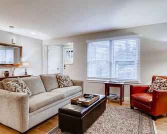 See All of Seattle ~ Sleep Six in Lovely Magnolia/Discovery Park House! - Seattle - Living room