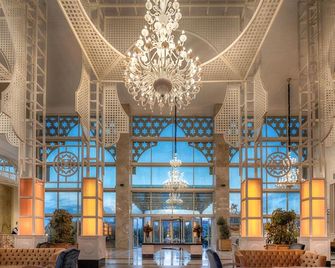 Well Palace Side - Side - Lobby