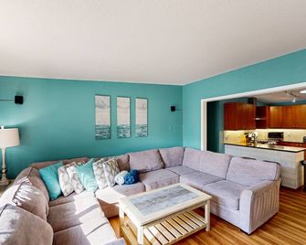 Beach getaway - sunny patio, modern kitchen, fast WiFi - walk to ocean, dogs ok - Seaside - Sala de estar