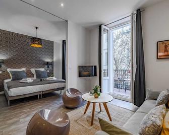 Luxury Family 2BR - Prime Location, Walk to Beach & Shopping, Sunny Balcony - By Totolulu Cannes Hoche - Cannes - Wohnzimmer