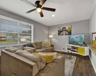 Grape Getaway Haus - Fredericksburg - Living room