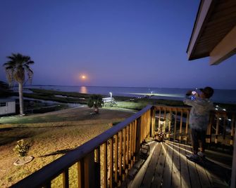 Valyn's Landing; Exclusive Bayhouse on the water with private lighted pier. - Palacios - Balcón