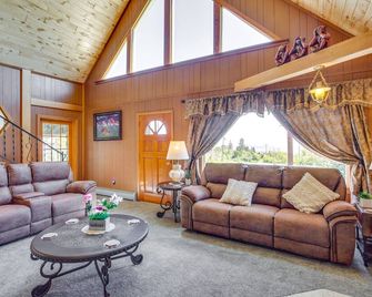 Sunny Cedaredge Home w/ Mtn Views - Hike & Fish! - Cedaredge - Sala de estar