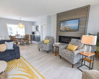 Family fun home, beach, pools, pet friendly! - Long Neck - Living room