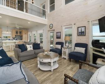 Cape Escape - Taste of Martha's Vineyard on Crystal Beach. Hot Tub w/ view! - Bolivar Peninsula - Stue