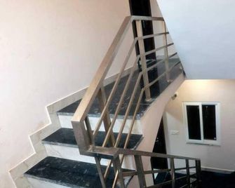 Hotel Sarasvati stay Dham - Vrindavan - Сходи