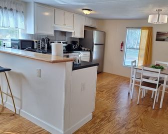 Gather Away mobile home in charming Hinesville with WiFi, AC - Hinesville - Kjøkken