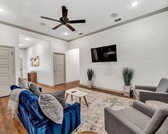 Stay Tyler @ Vine- Near Shops- Fast Wifi - Tyler - Living room