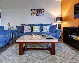 Avalon Paradise - Clearwater - Living room