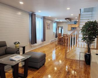 Nestled Away- Comfortable 3bdrm, Central Location - Atlantic City - Living room