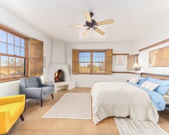 Luxury Glamping Retreat with Private Desert Trails near Saguaro National Park, Tucson Arizona - Marana - Bedroom