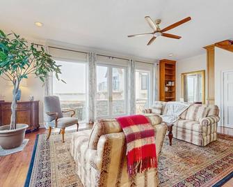 Point Radio Cottage - Gloucester - Living room