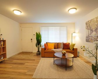 Charming 2B1B 1 King 1Queen#Remodeled#Wifi#Parking - Everett - Living room