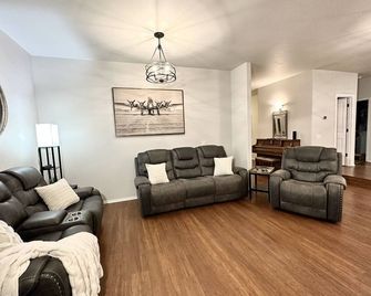 Spacious Alaskan Retreat No Extra Cleaning Fees! - Palmer - Sala de estar