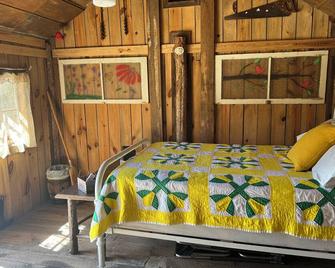 Cozy Off Grid Cabin w/pond for fishing. - Greenwood - Bedroom