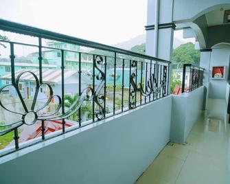 Hymn's Tourist Inn - Coron - Balkon