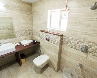 Plaza Hotels Trichy - Tiruchirappalli - Bathroom