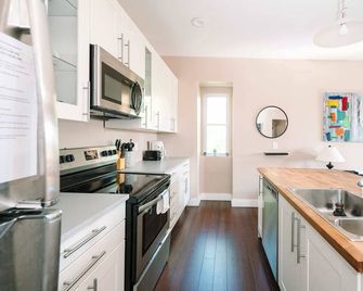 Acrisure Field - Off Street Parking - Groupstay - Pittsburgh - Kitchen