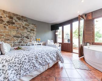 Jacuzzi in bedroom with mountain views, barbecue and fireplace - San Martín de Teverga - Habitación