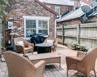 Perfectly located townhome in beautiful Old Town Alexandria with parking - Alexandria - Patio