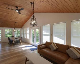 Contemporary 3-bedroom waterfront cottage - Marmora - Sala de estar