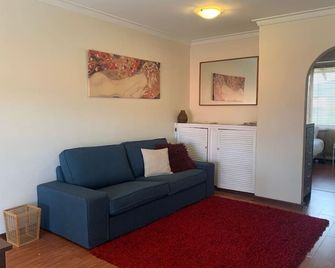 2 BR getaway! 4.8km to CBD & 10km to airport - Wembley Downs - Living room