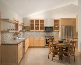 modern cottage with yard and play area and parking in downtown Pismo! - Pismo Beach - Kitchen
