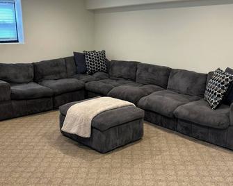 Spacious 3-bedroom Duplex condo - Chicago - Living room