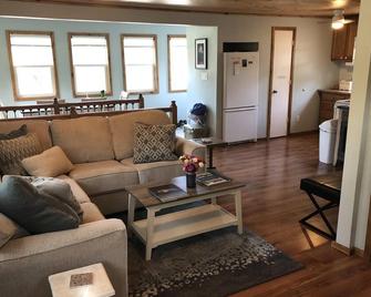 Cute 3-bed Lake-View Home - perfect for families! - Spirit Lake - Living room