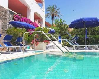 Hotel Casa Rosa Sea & Spa - Serrara Fontana - Zwembad