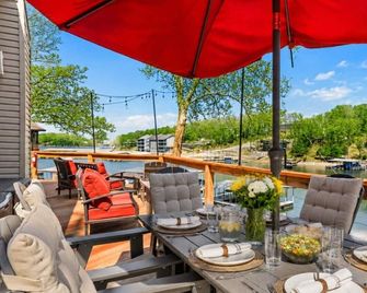 Stone Villa Lakefront 3bed 3bath Hottub And Dock - Osage Beach - Balcony